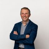Miki Szikszai 